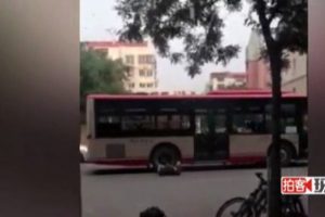 Kendini otob&uuml;s&uuml;n altına b&ouml;yle attı