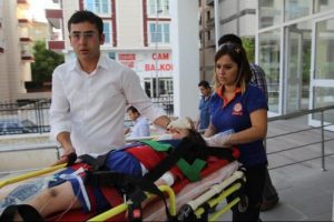 Dedesine koştuğu sırada otomobil &ccedil;arptı