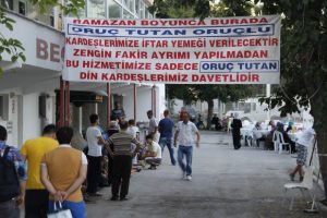 Hayırsever esnaftan yoldan ge&ccedil;enler iftar ziyafeti