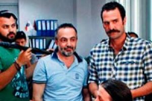 Akkoyunlu iki set arasında koşturuyor...