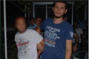 Suriyeli otistik &ccedil;ocuğu kucağına oturtup...