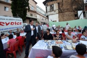 Başkan D&uuml;ndar mahalle iftarında