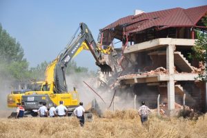 Bursa'da evlerini yıktırmak istemeyen şahıslardan zabıtaya saldırı