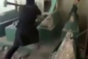 IŞİD'den dehşete d&uuml;ş&uuml;ren g&ouml;r&uuml;nt&uuml;! Peygamber'in mezarını yıktılar...