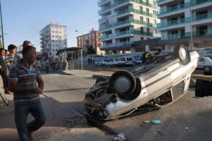 &Ouml;nce tramvaya &ccedil;arptı sonra takla attı