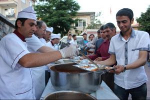 Her g&uuml;n 1500 kişi bu iftar sofrasına oturuyor
