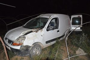 Taklalar atan kamyonetin camından fırladı