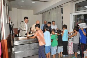 D&uuml;ndar, iftar kazanlarının başına ge&ccedil;ip yemek dağıttı