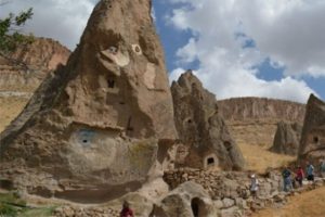 Bu k&ouml;yde 66 kilise bulunuyor