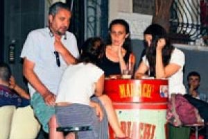 &Ccedil;ok utanınca sa&ccedil;larıyla y&uuml;z&uuml;n&uuml; sakladı...