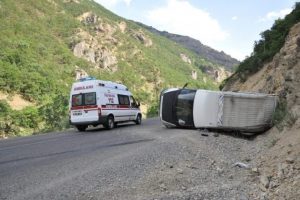 Minib&uuml;s takla attı: 2 &ouml;l&uuml;, 2 yaralı
