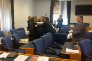 AK Parti'li ve CHP'li vekiller birbirine girdi