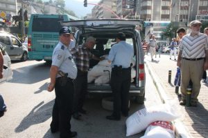 Takip ettiler, aracın lastiğini patlattılar ve &ccedil;aldılar!