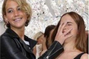 Jennifer Lawrence'ın Emma Watson'a el şakası...