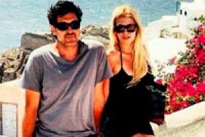 Santorini'de l&uuml;ks villa kiraladı...