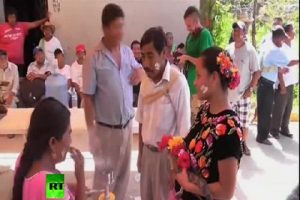 Belediye Başkanı timsah yavrusuyla evlendi
