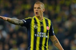 Krasic, Yobo ve Holmen kampa g&ouml;t&uuml;r&uuml;lm&uuml;yor