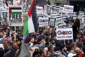 Londra'da binlerce kişi İsrail'i protesto etti