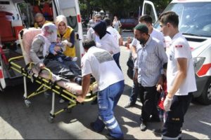 Sedyede bile kucağındaki &ccedil;ocuğunu bırakmadı