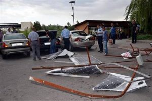 Karab&uuml;k'te fırtına &ccedil;atıları u&ccedil;urdu
