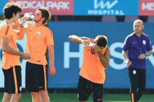 Prandelli futbolculara zorla su i&ccedil;irdi
