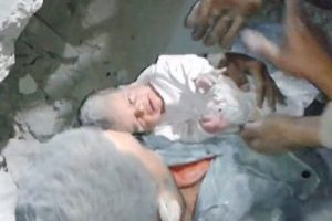 Suriye'de 2 aylık bebek enkazdan kurtarıldı