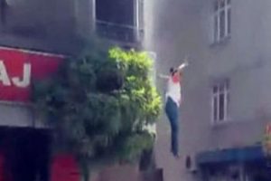 İşte hamile kadının binadan atladığı o an