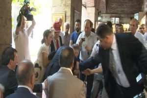 D&uuml;şme tehlikesi atlatan İhsanoğlu'nu korumaları kurtardı