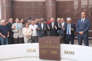İhsanoğlu, Celal Bayar'ın anıt mezarını ziyaret etti