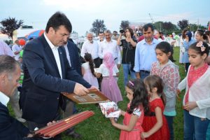 Yetim &ccedil;ocuklar ve ailelerine iftar yemeği