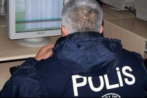 Kocası saklandığı dolaptan &ccedil;ıktı ve...