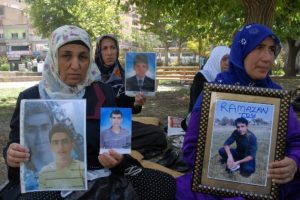 O ailelerin bekleyişi s&uuml;r&uuml;yor