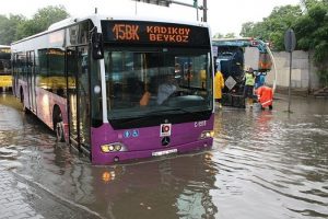 İstanbul'da sağanak yaşamı olumsuz etkiledi