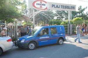 Tacizciyi lin&ccedil;ten jandarma kurtardı
