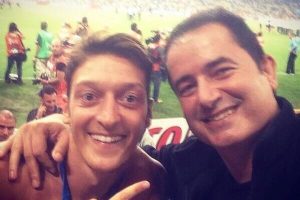 Acun Ilıcalı ve Mesut &Ouml;zil şampiyonluğu kutladı