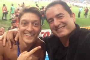 Acun ile Mesut &Ouml;zil'in şampiyonluk kutlaması