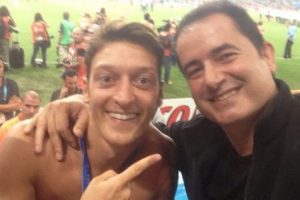 Acun Ilıcalı Mesut &Ouml;zil ile şampiyonluk kutladı...