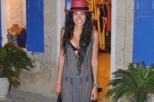Asena Erkin i&ccedil;ini g&ouml;steren kıyafetle adeta  şov yaptı...