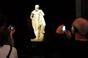 Yorgun Herakles 1000 g&uuml;nd&uuml;r memleketinde