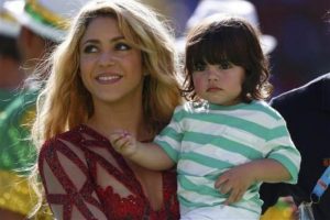 Shakira sahneye oğlu Milan'la &ccedil;ıktı...
