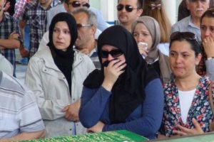 Kazada hayatını kaybeden polis ve &ccedil;ocukları toprağa verildi