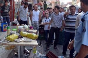 Satır ve sopalarla Suriyelilerin işyerlerini bastılar