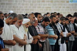 Gazze'deki M&uuml;sl&uuml;manlar teravih namazına gitmeye &ccedil;ekiniyor