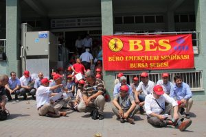 Temmuz zammı almayan memurlar oturma eylemi yaptı