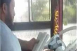 Otob&uuml;s şof&ouml;r&uuml; seyir halindeyken kitap okudu!