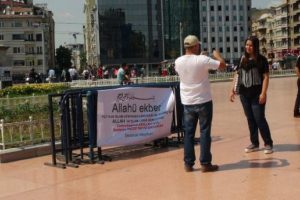 Taksim meydanında ilgin&ccedil; pankart