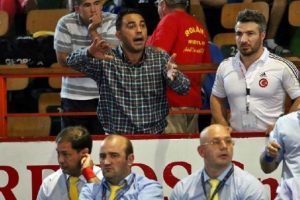 Hamza Yerlikaya ma&ccedil; izlerken rahatsızlandı