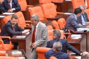 Kamer Gen&ccedil; MHP sırasına oturdu