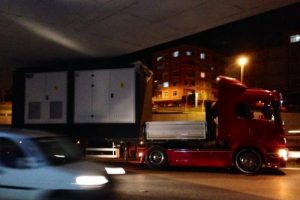 Tır dorsesindeki prefabrik trafo k&ouml;pr&uuml;ye takıldı