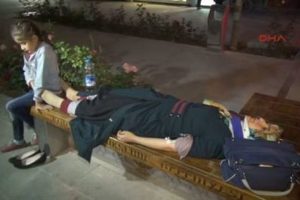 Yaralanan annesinin yanından ayrılmadı